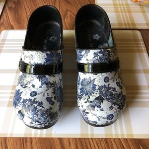 Sanita Clogs,  Size 9 (Euro 40) Worn 3 months